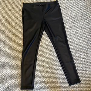 95% Polyester, 5% spandex. Leggings